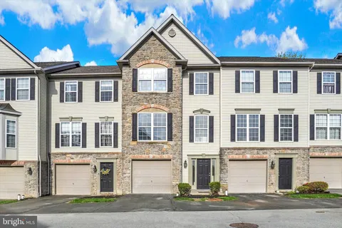 2764 Hunters Crest Drive Unit 3, York, PA MLS: PAYK2080596
