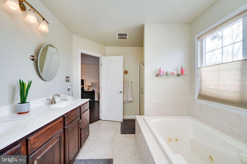 PATHFINDER WOODS - Residential