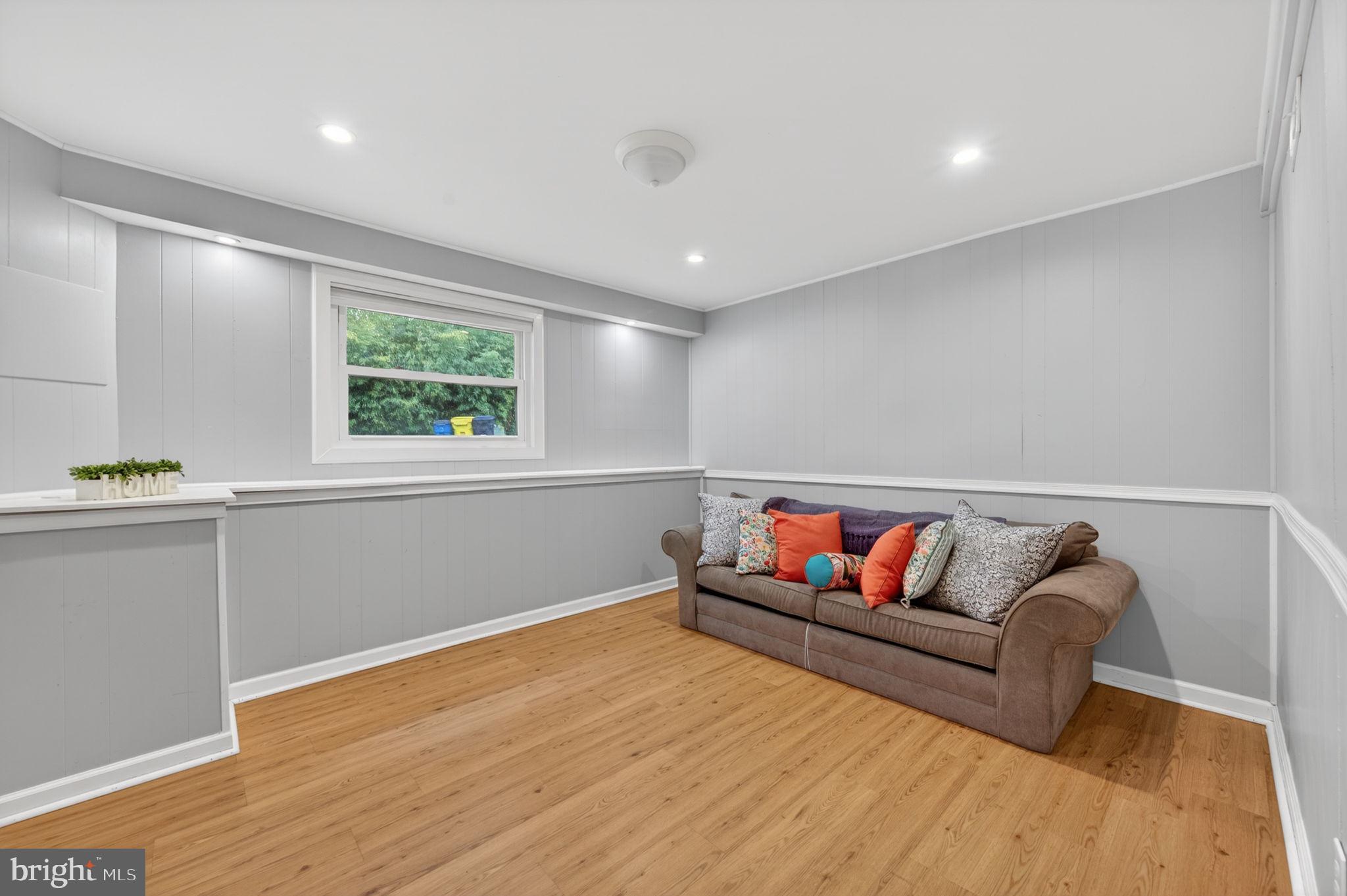 WALNUT LAKE - Residential