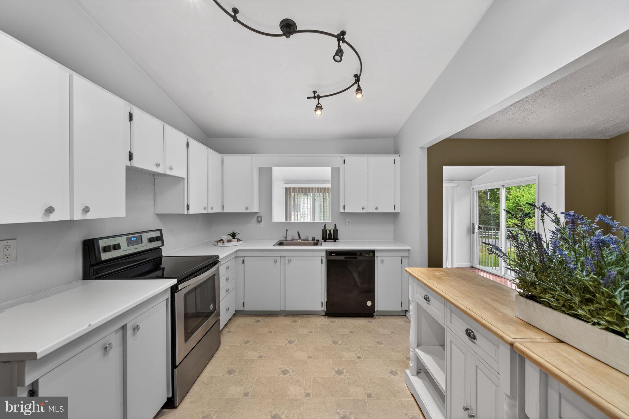 WALNUT LAKE - Residential