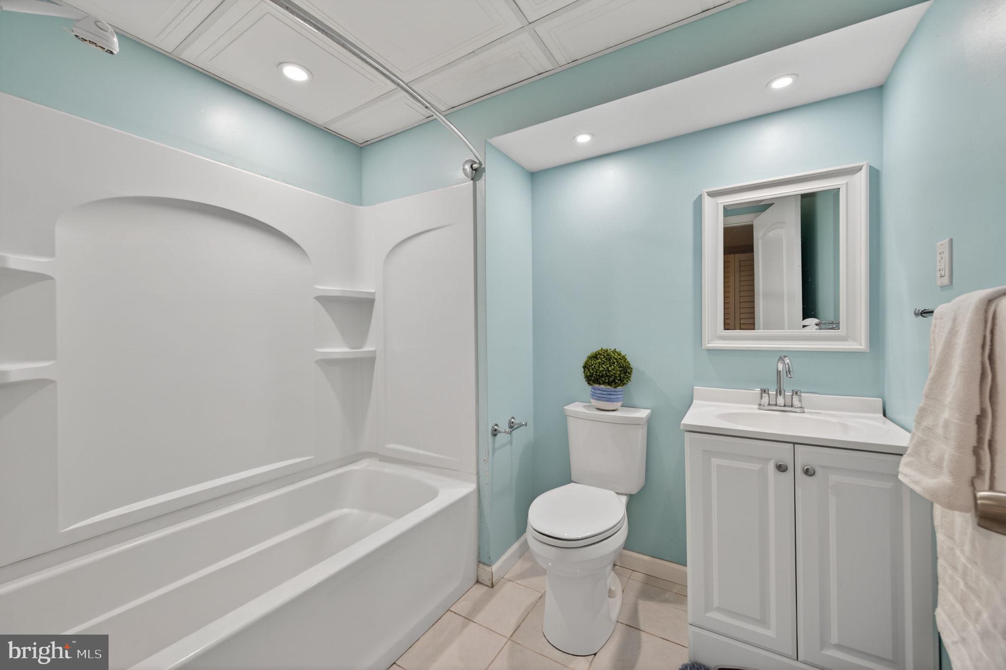 WALNUT LAKE - Residential