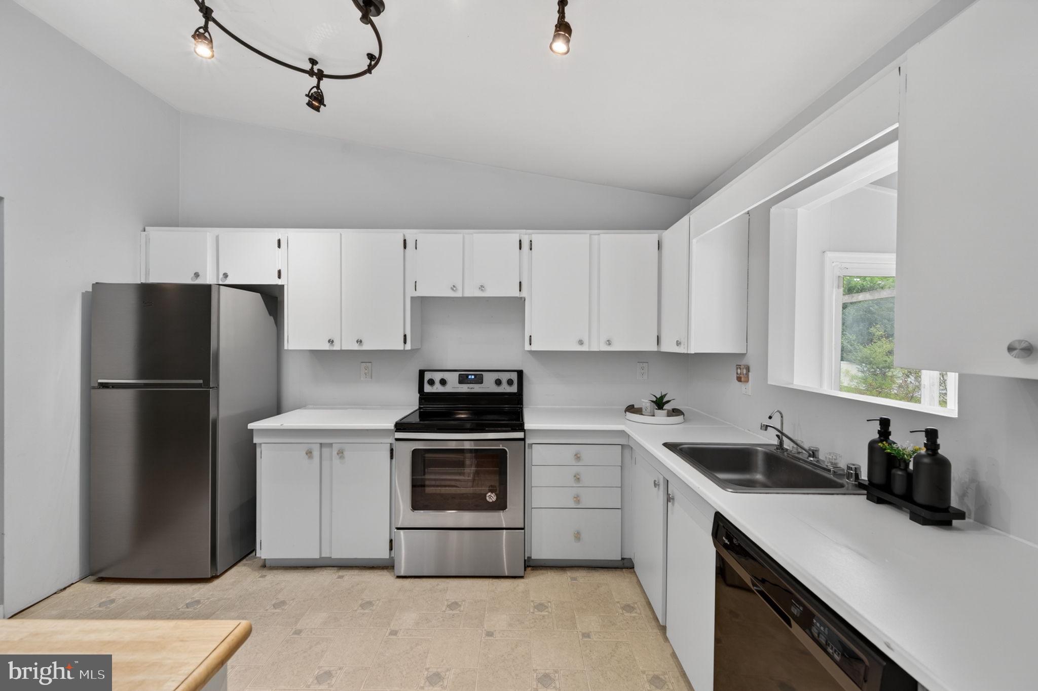 WALNUT LAKE - Residential