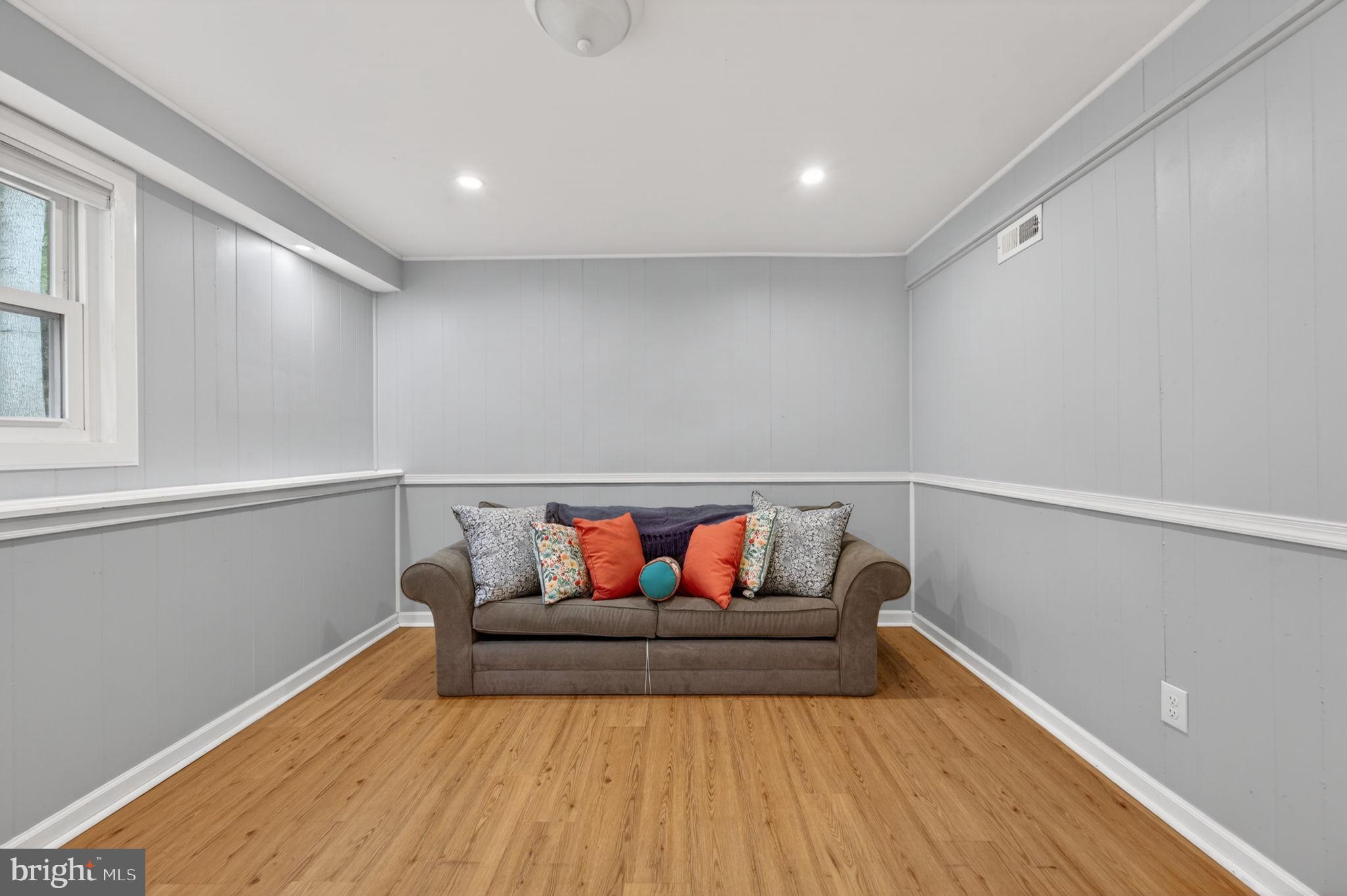 WALNUT LAKE - Residential