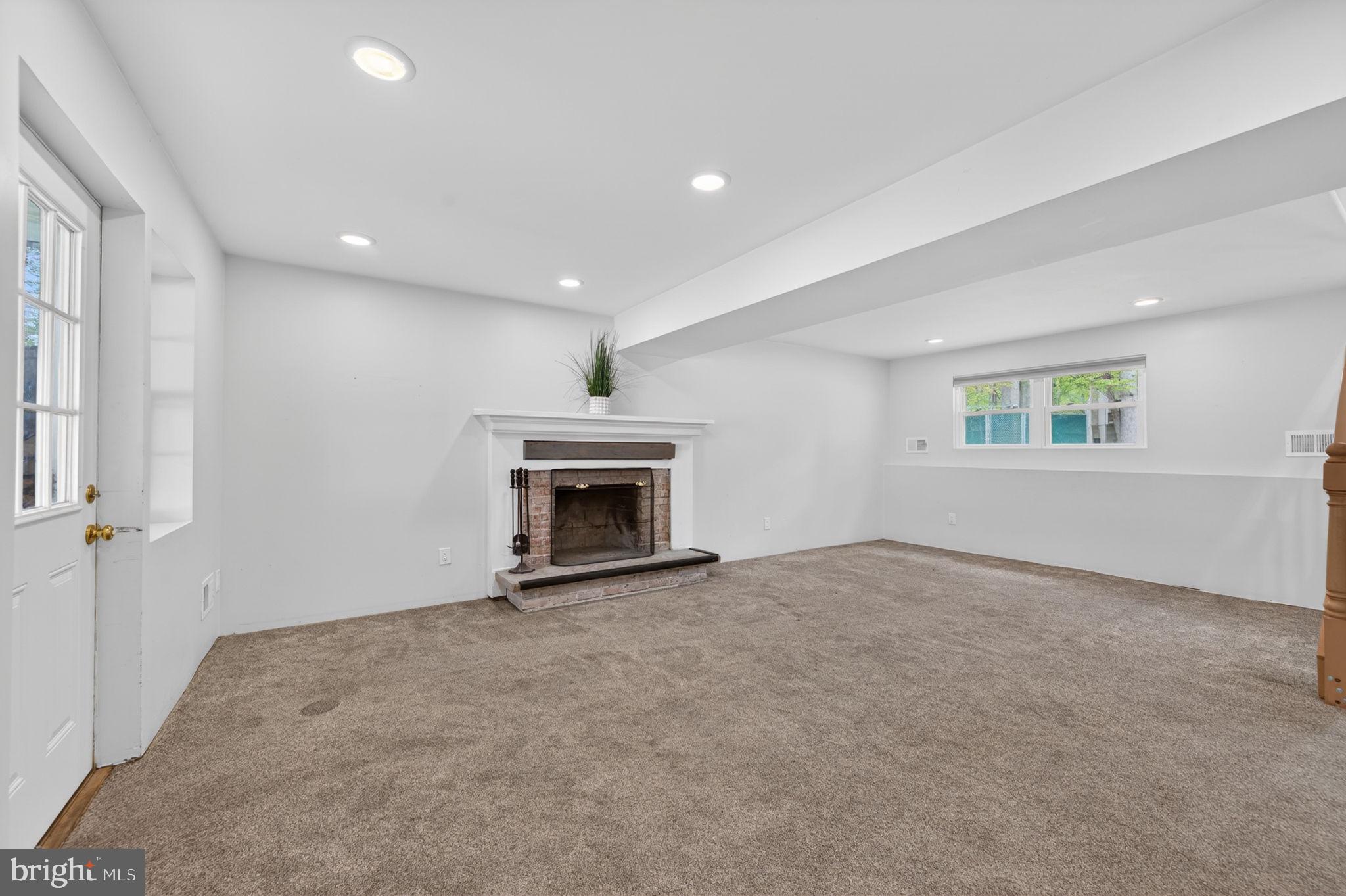 WALNUT LAKE - Residential