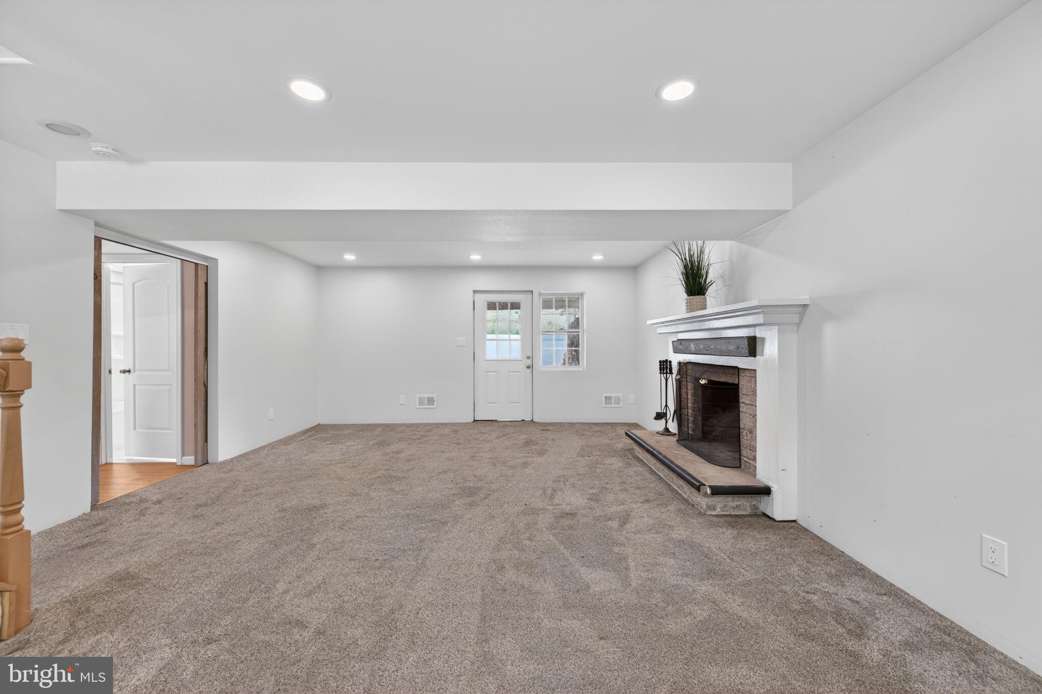 WALNUT LAKE - Residential