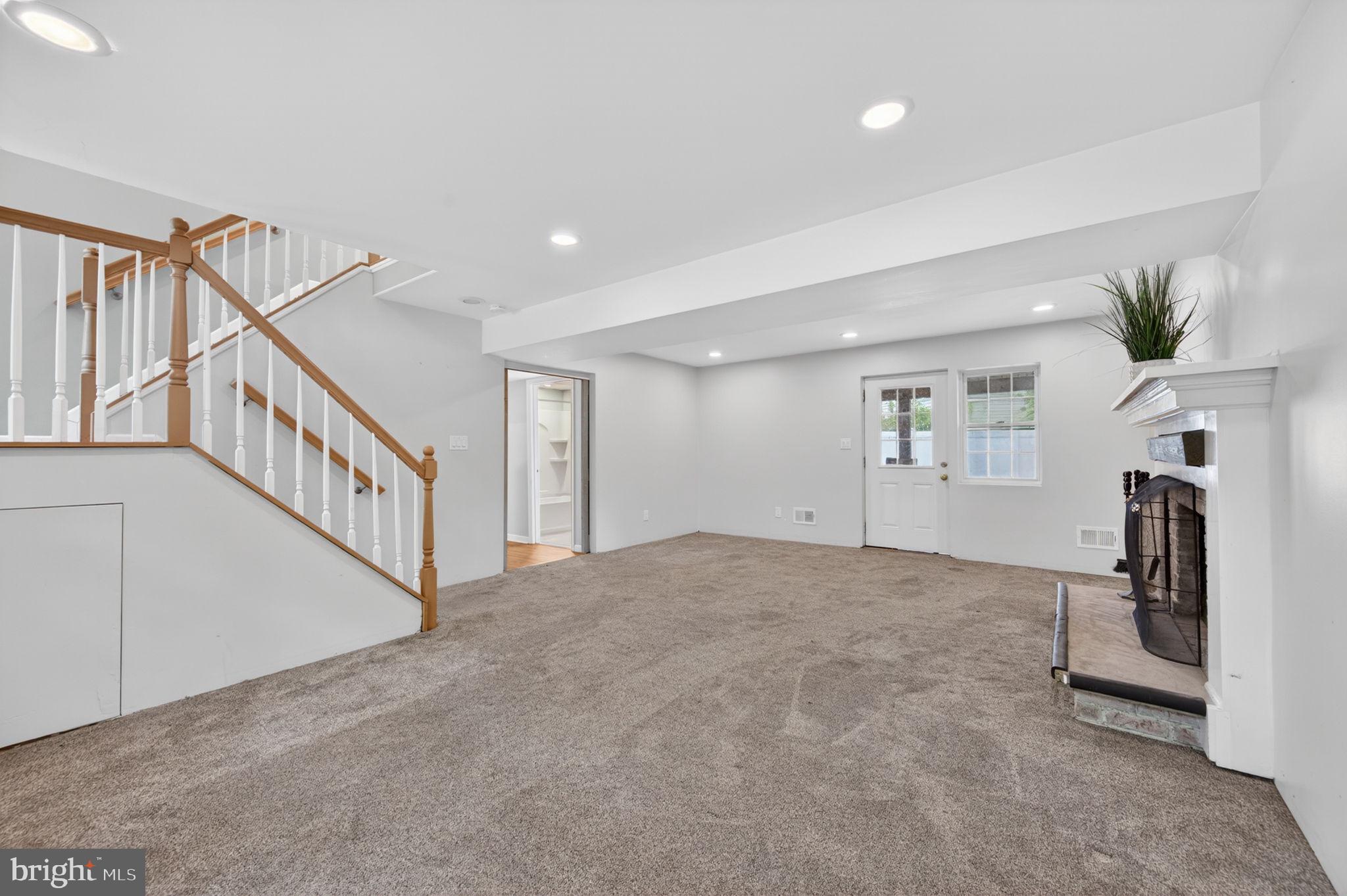 WALNUT LAKE - Residential