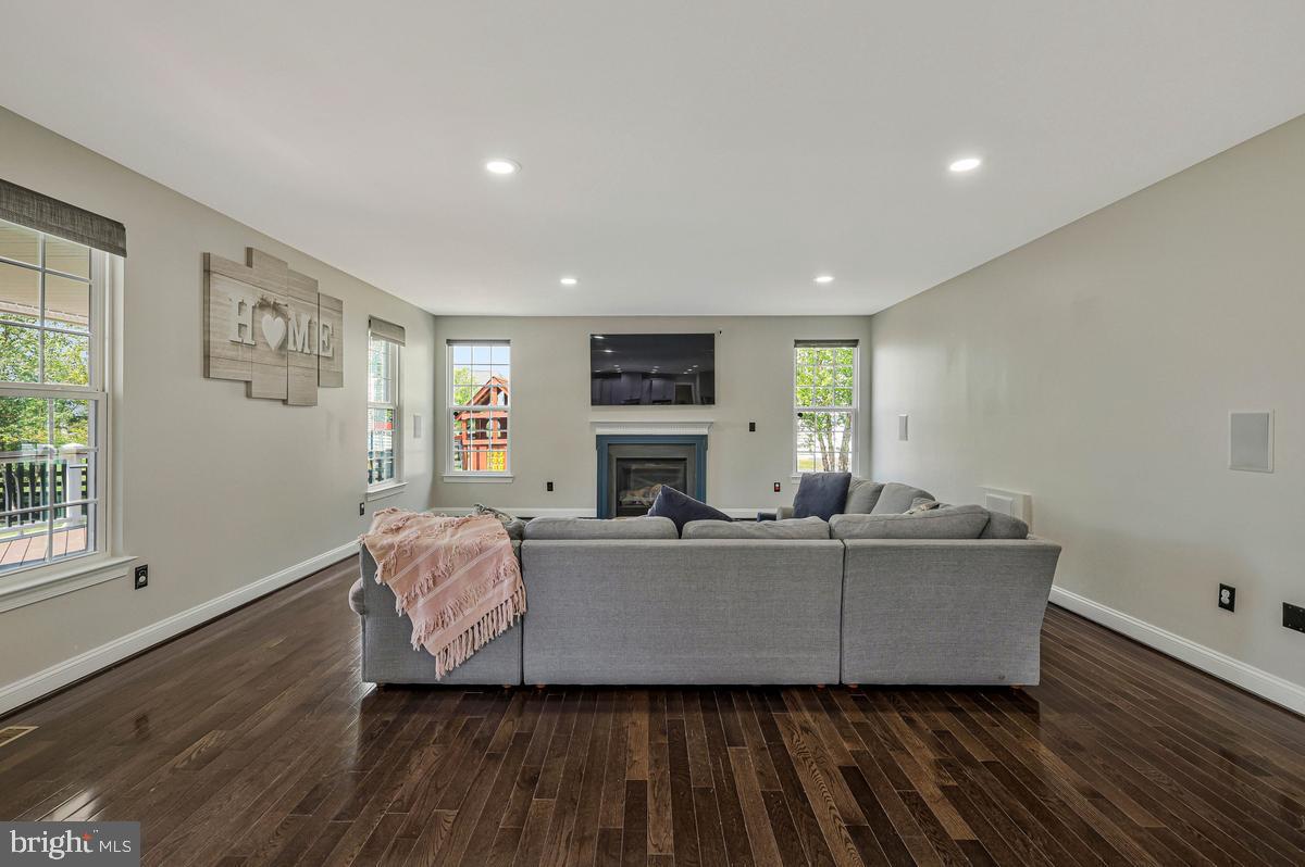 DAWSON'S CORNER - Residential