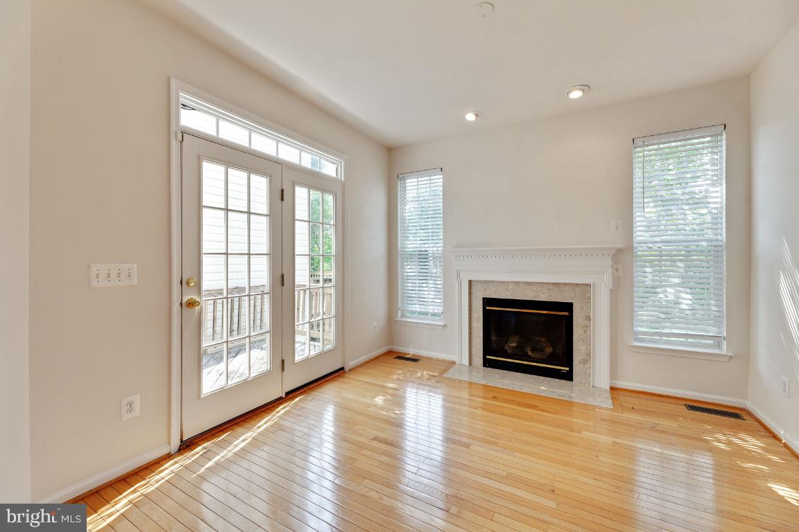 RIVERSIDE STATION - Residential Lease