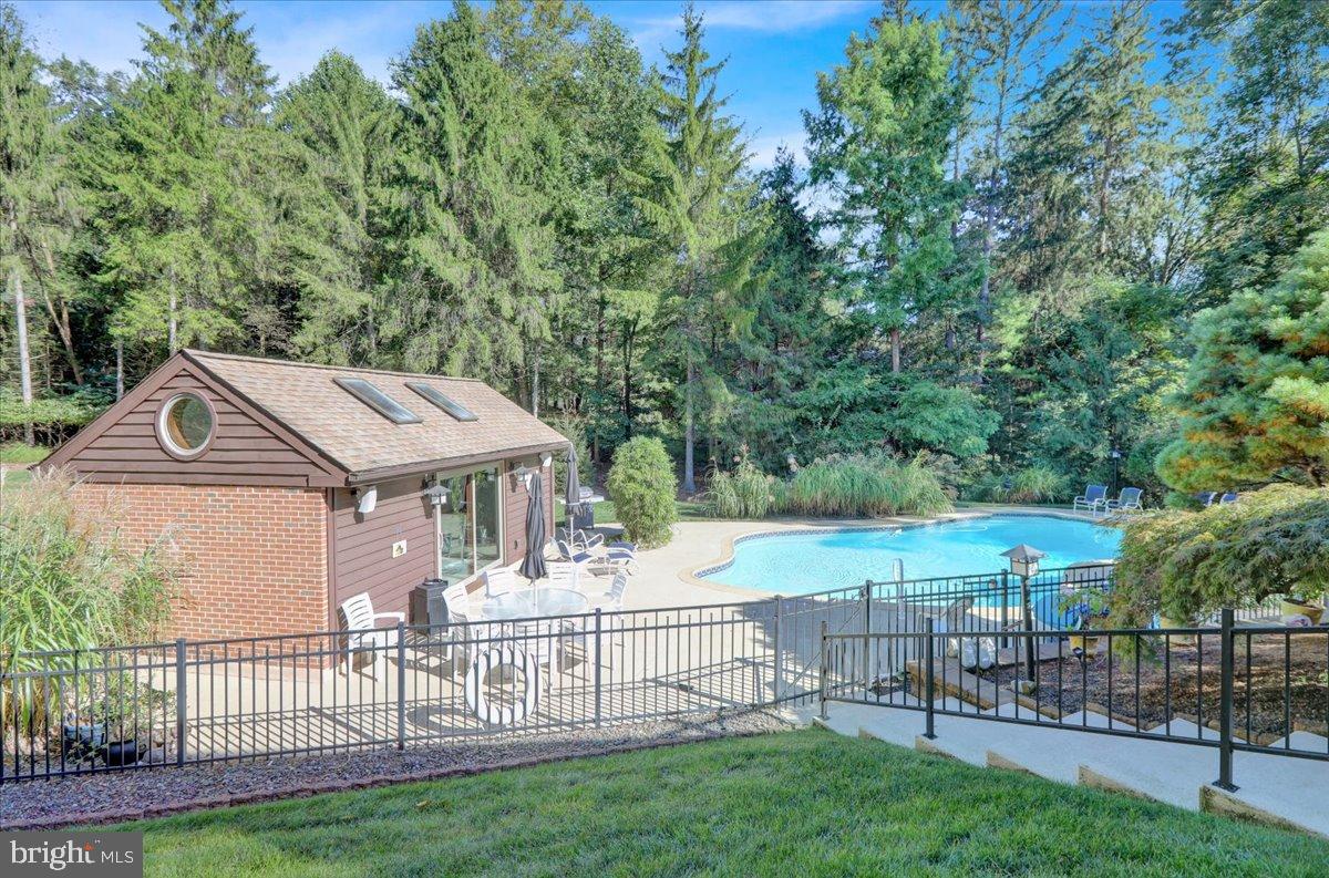 HESSIAN PINES - Residential