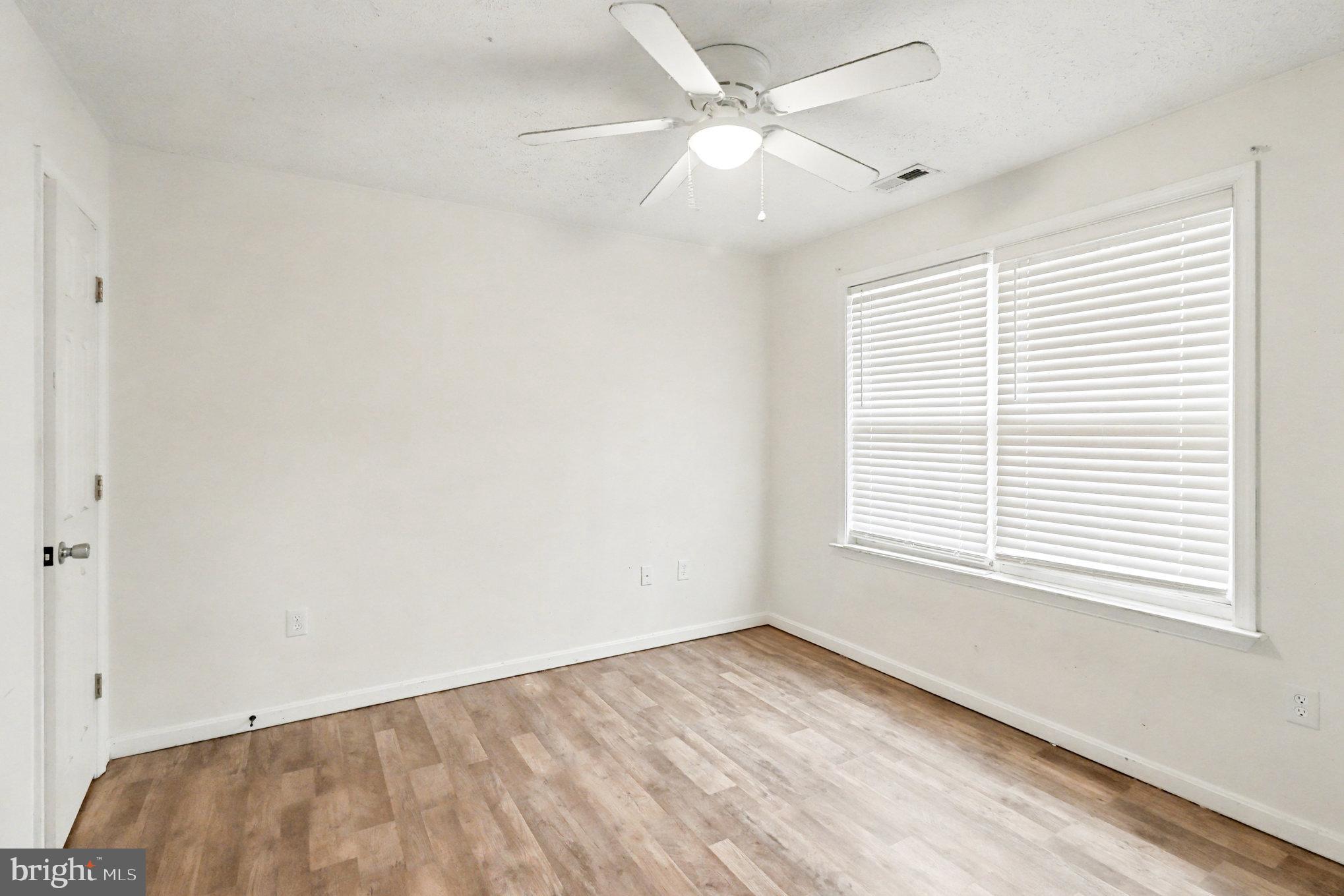 LAKE LAND - Residential