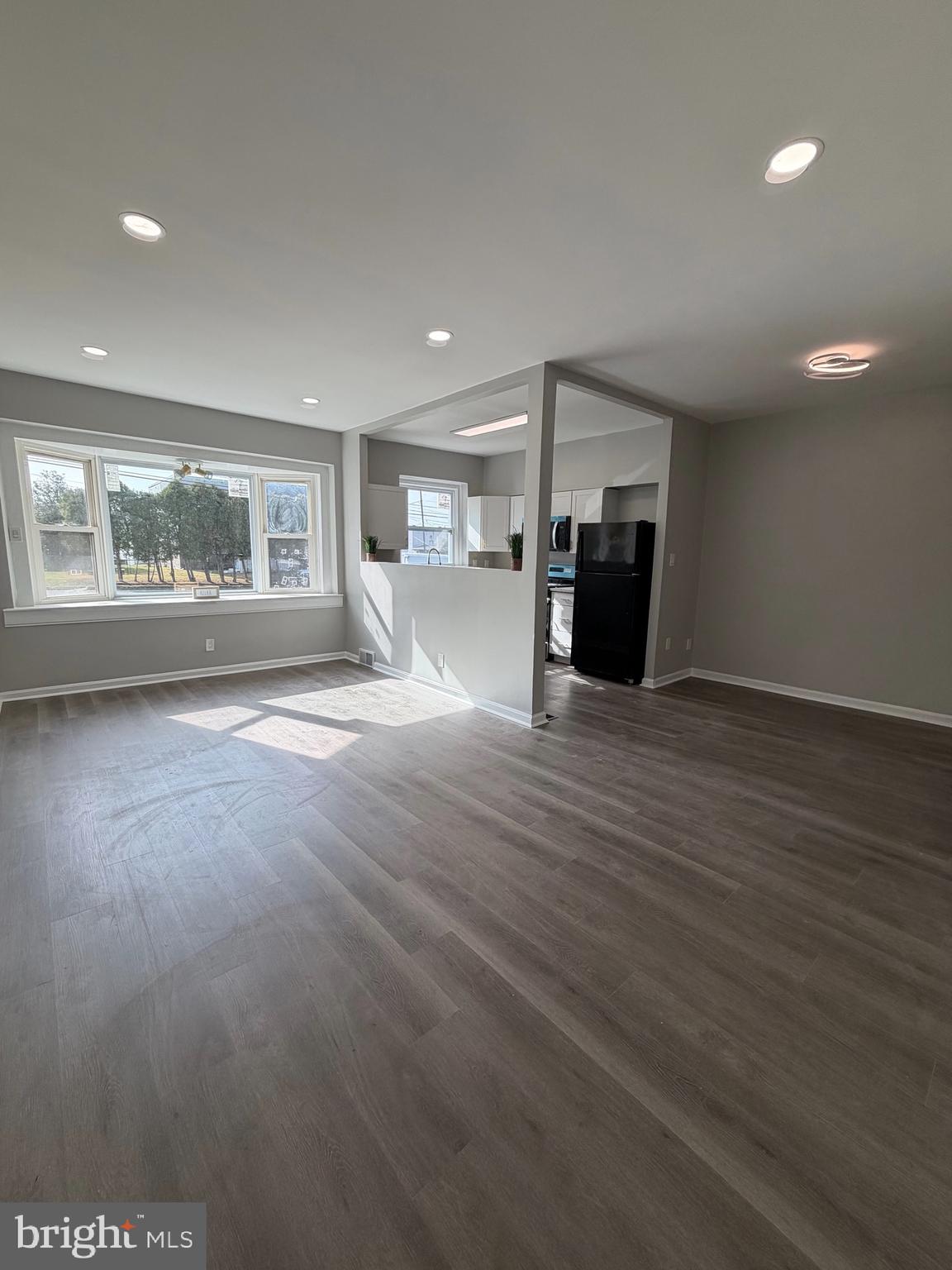 643 E ROBERTS STREET