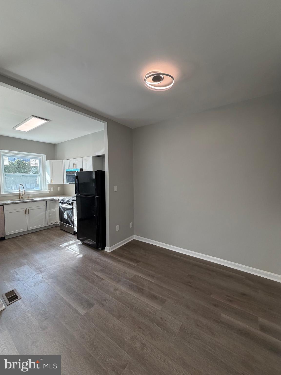 643 E ROBERTS STREET