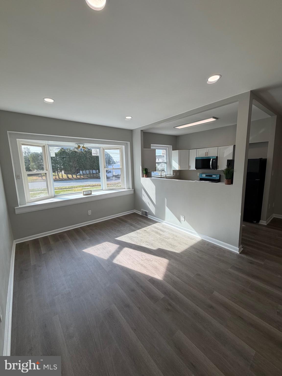 643 E ROBERTS STREET