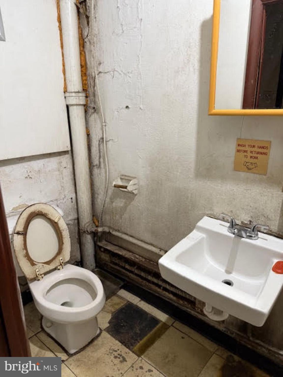 Main image without alt text