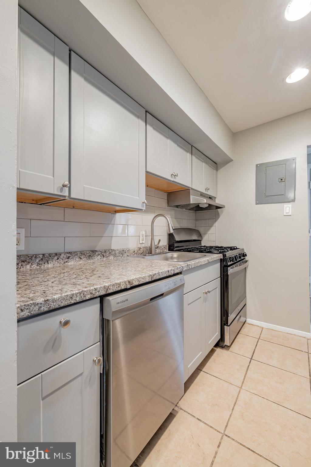 STONEGATE CONDO- PHASE I - Residential Lease