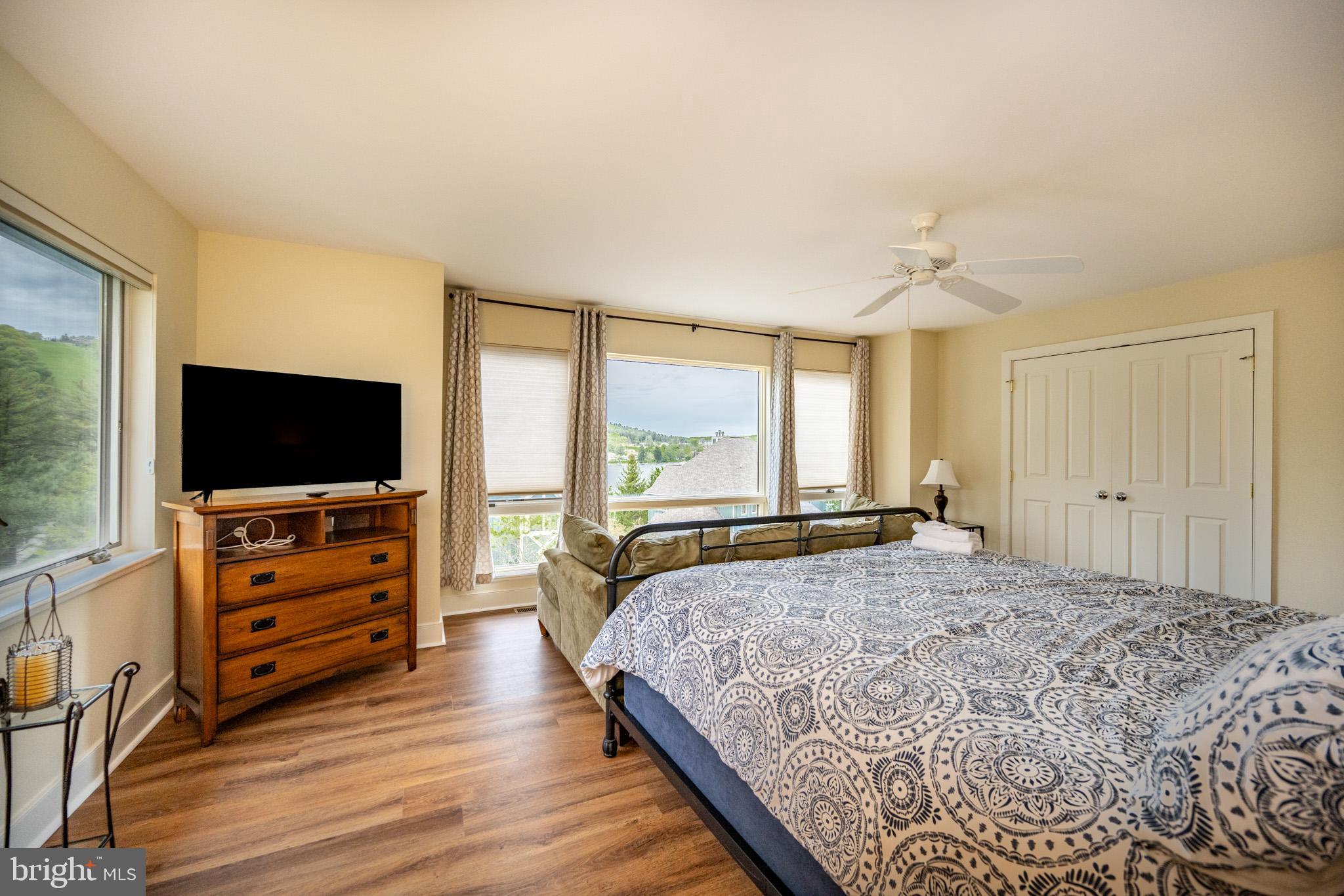 SUNDOWN CHASE - Residential