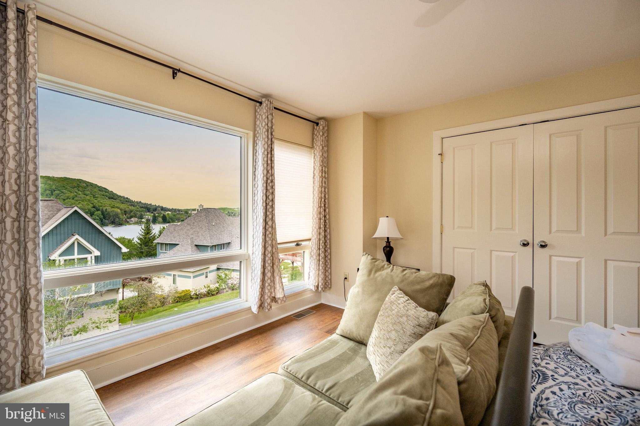 SUNDOWN CHASE - Residential