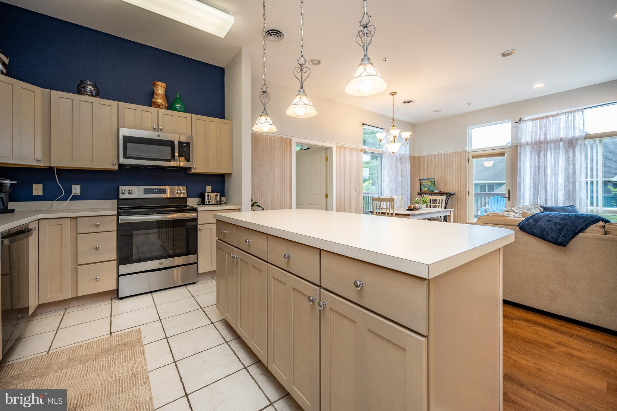 SUNDOWN CHASE - Residential