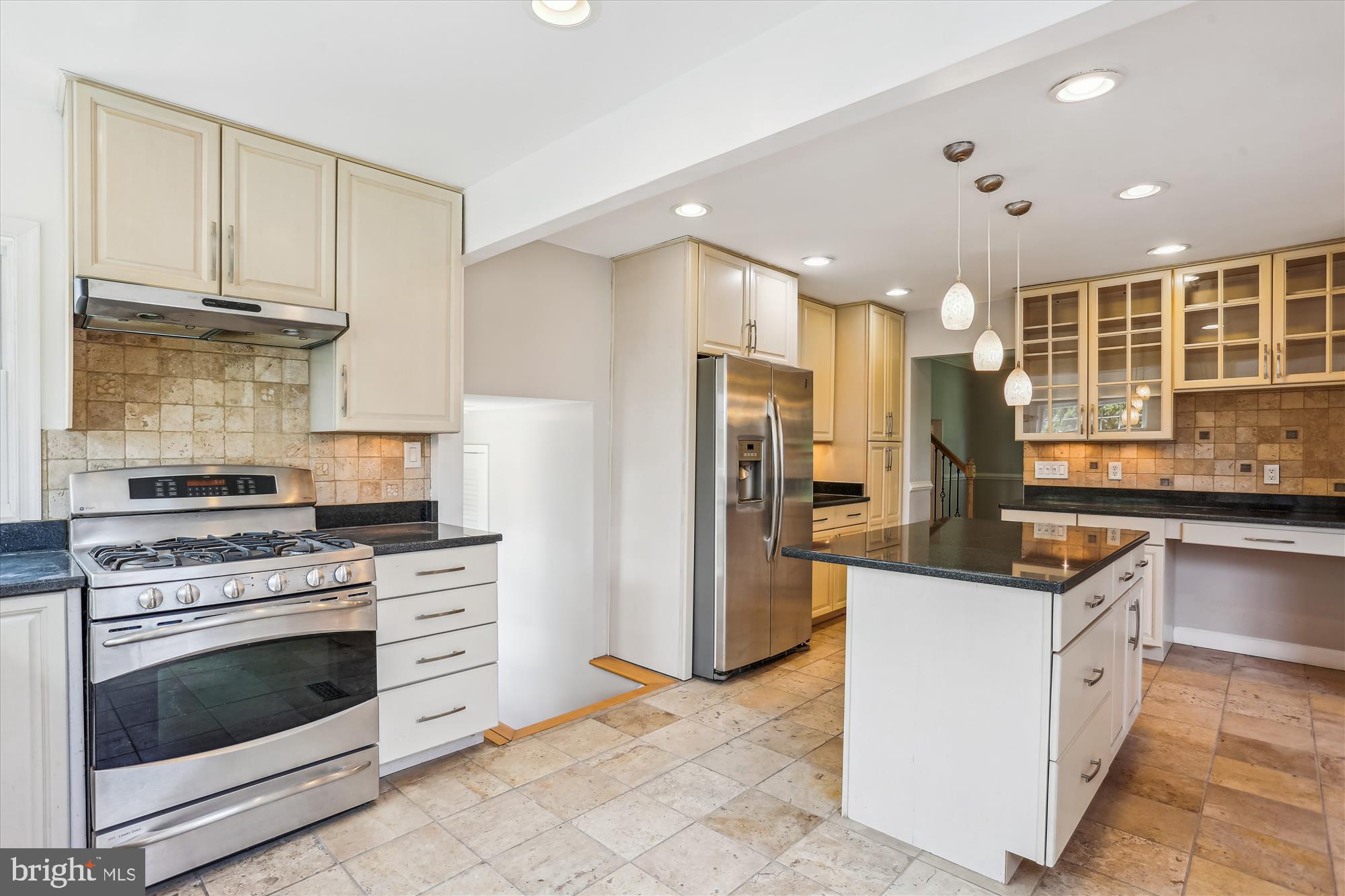 POOLESVILLE - Residential