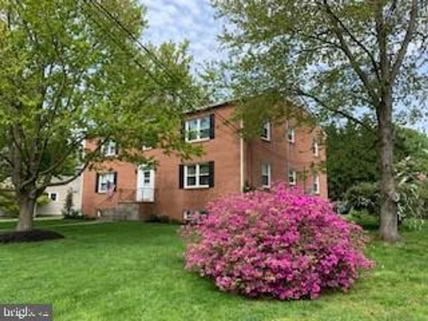 Charming & Economical! Lower-lvl 2 bedroom apartment on a "Quiet & Quintessential Americana" small town street in Town of Purcellville. Pets considered "Case By Case". No smokers. Community/Coin laundry. 1 Reserved parking spot included**$59/month: Electricity, Water & Trash. Cable/Internet to be set up and paid by tenant**

*AVAILABLE 6.10.23*