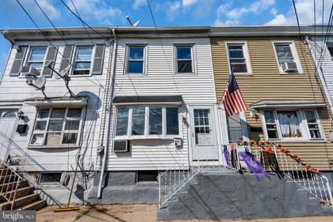 Townhouse For Sale - 911 George Street<br/> GLOUCESTER CITY, NJ 08030
