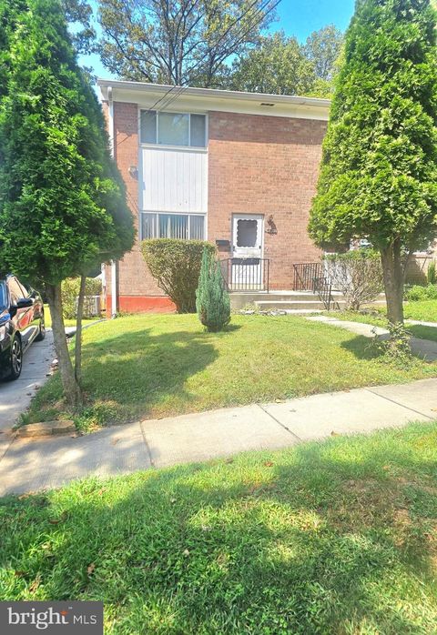 Photo of 404 Mclane Court, ROCKVILLE, MD 20850 (MLS # MDMC2198600)