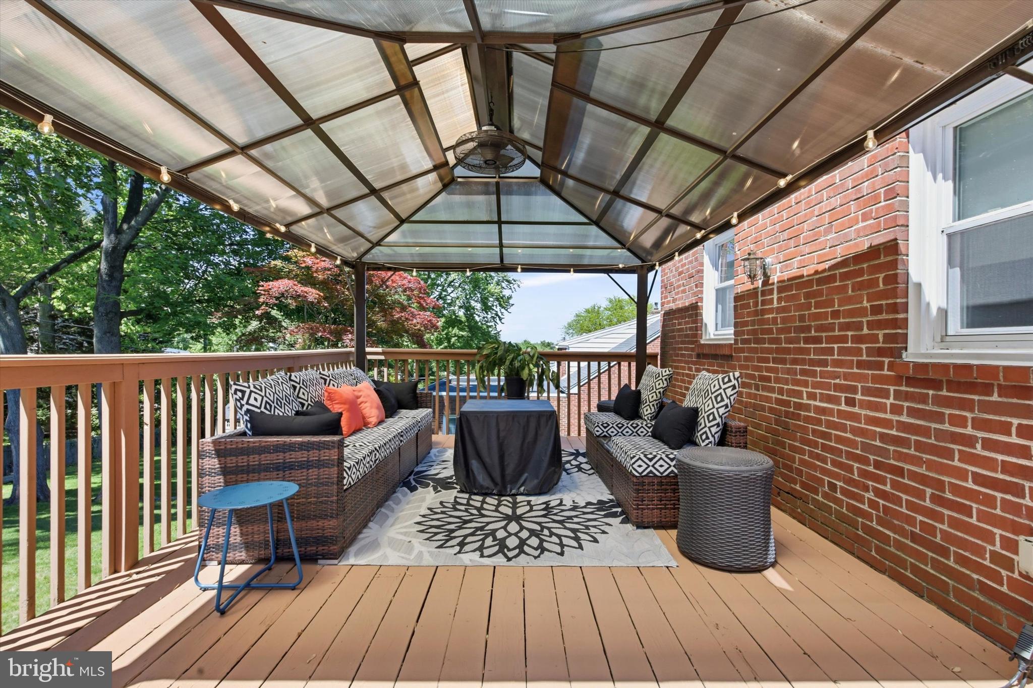 LARCHMONT - Residential