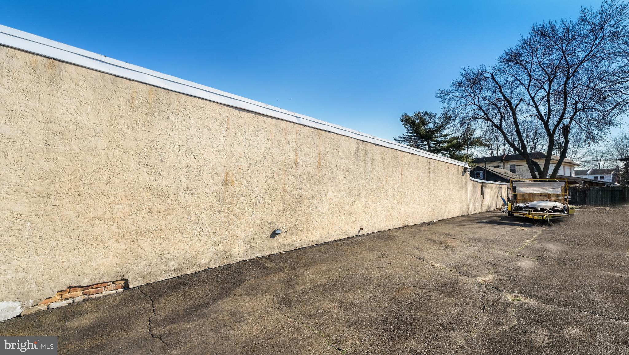 LAWNCREST - Commercial Sale