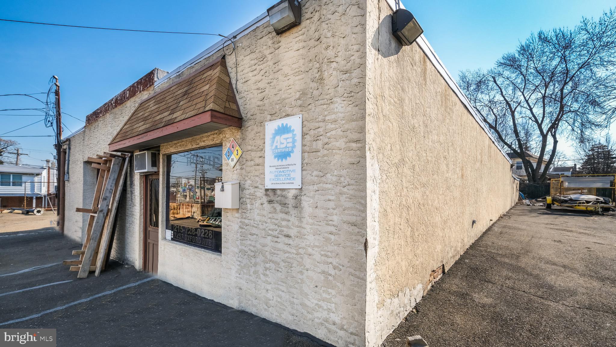 LAWNCREST - Commercial Sale