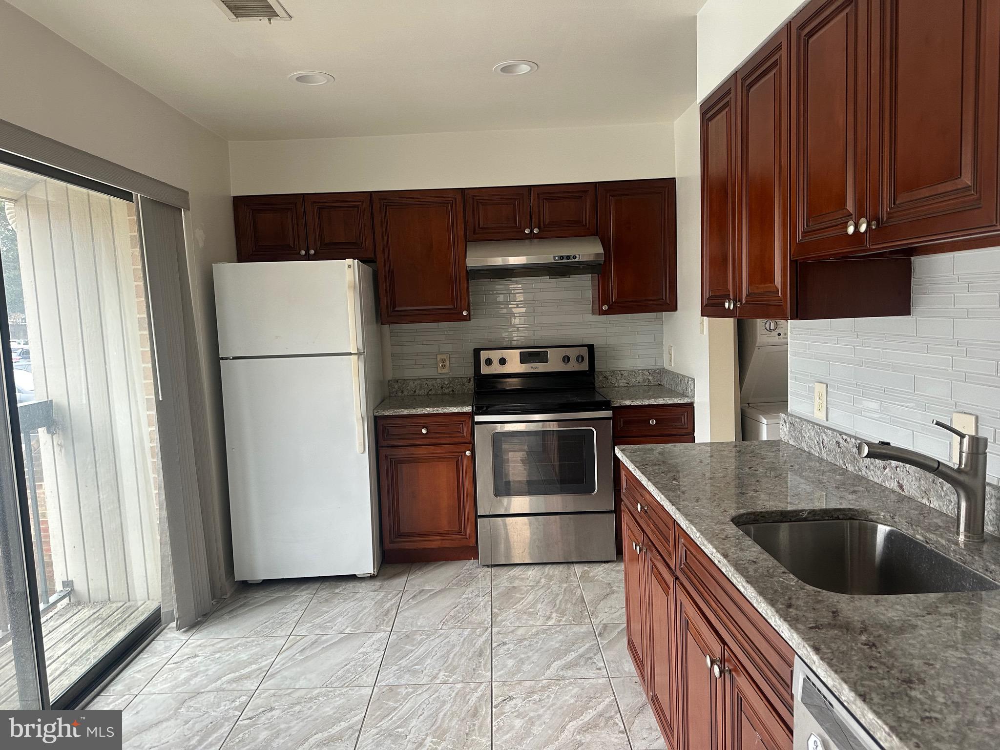 BRISTOL SQUARE - Residential Lease