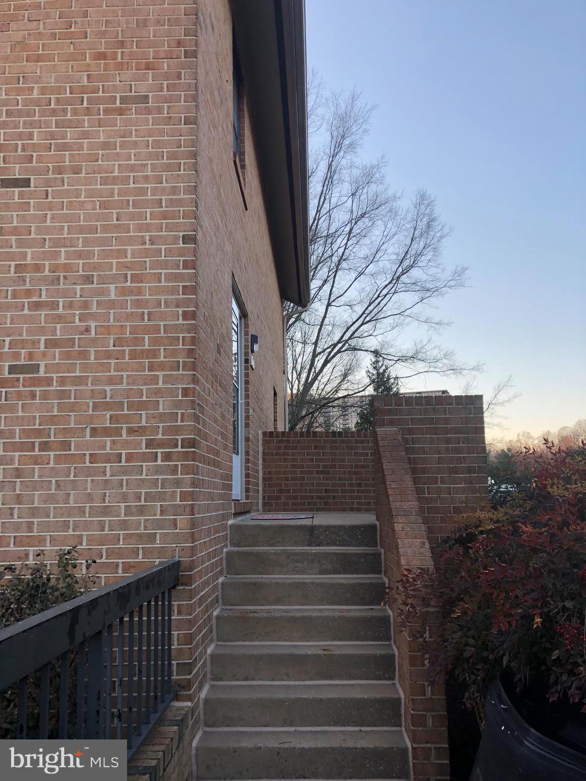 BRISTOL SQUARE - Residential Lease