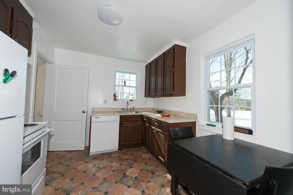 MURMURING PINES - Residential Lease