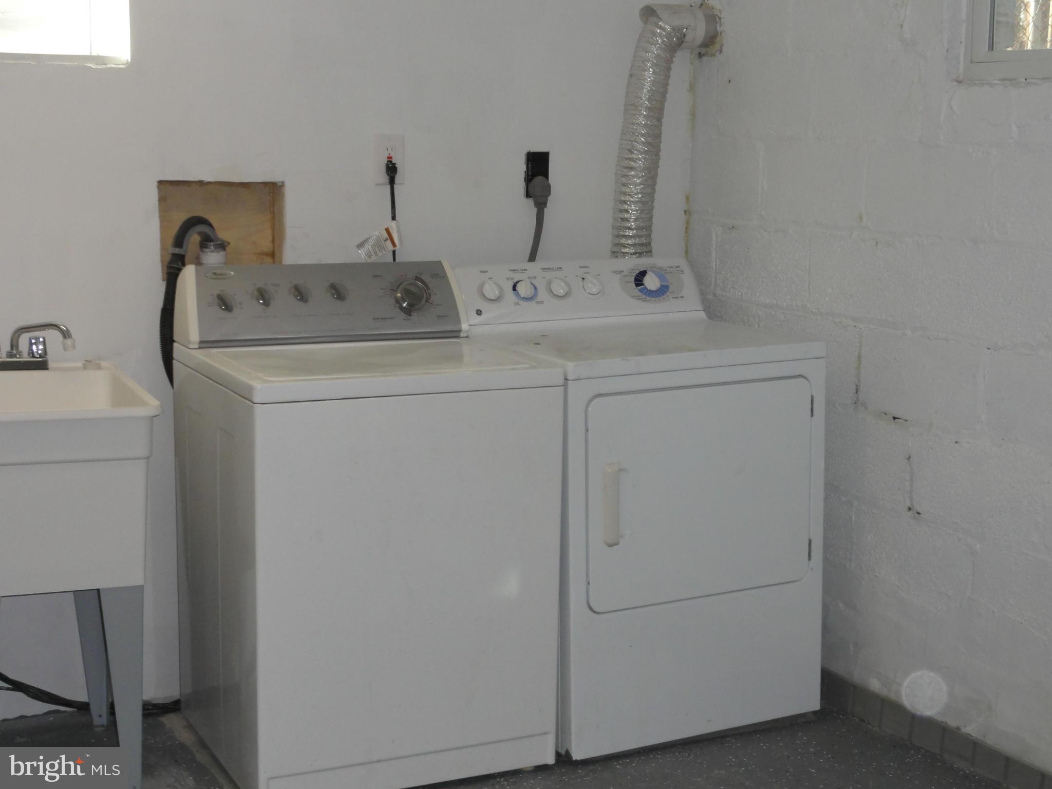 MURMURING PINES - Residential Lease