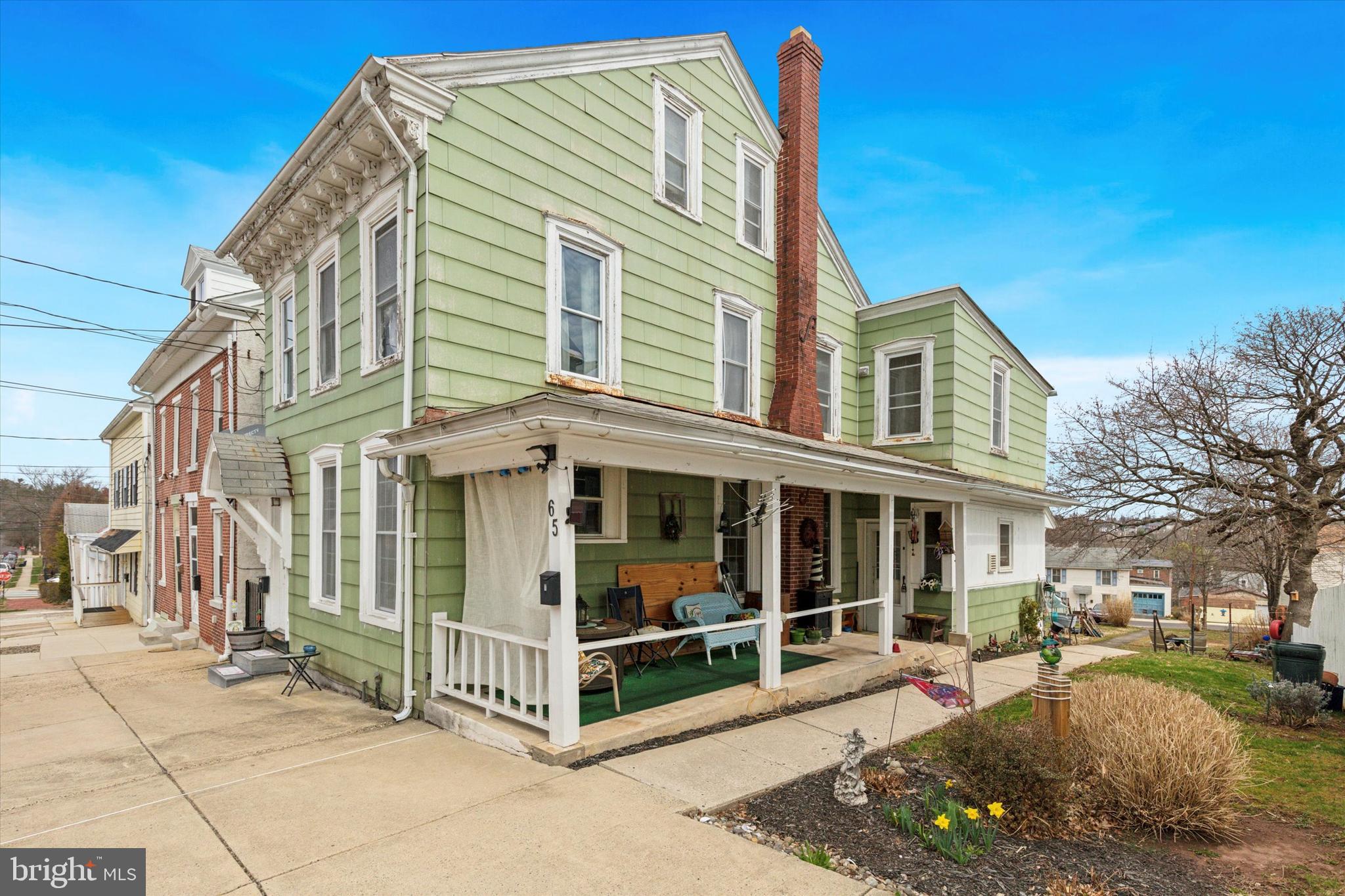 Main image without alt text