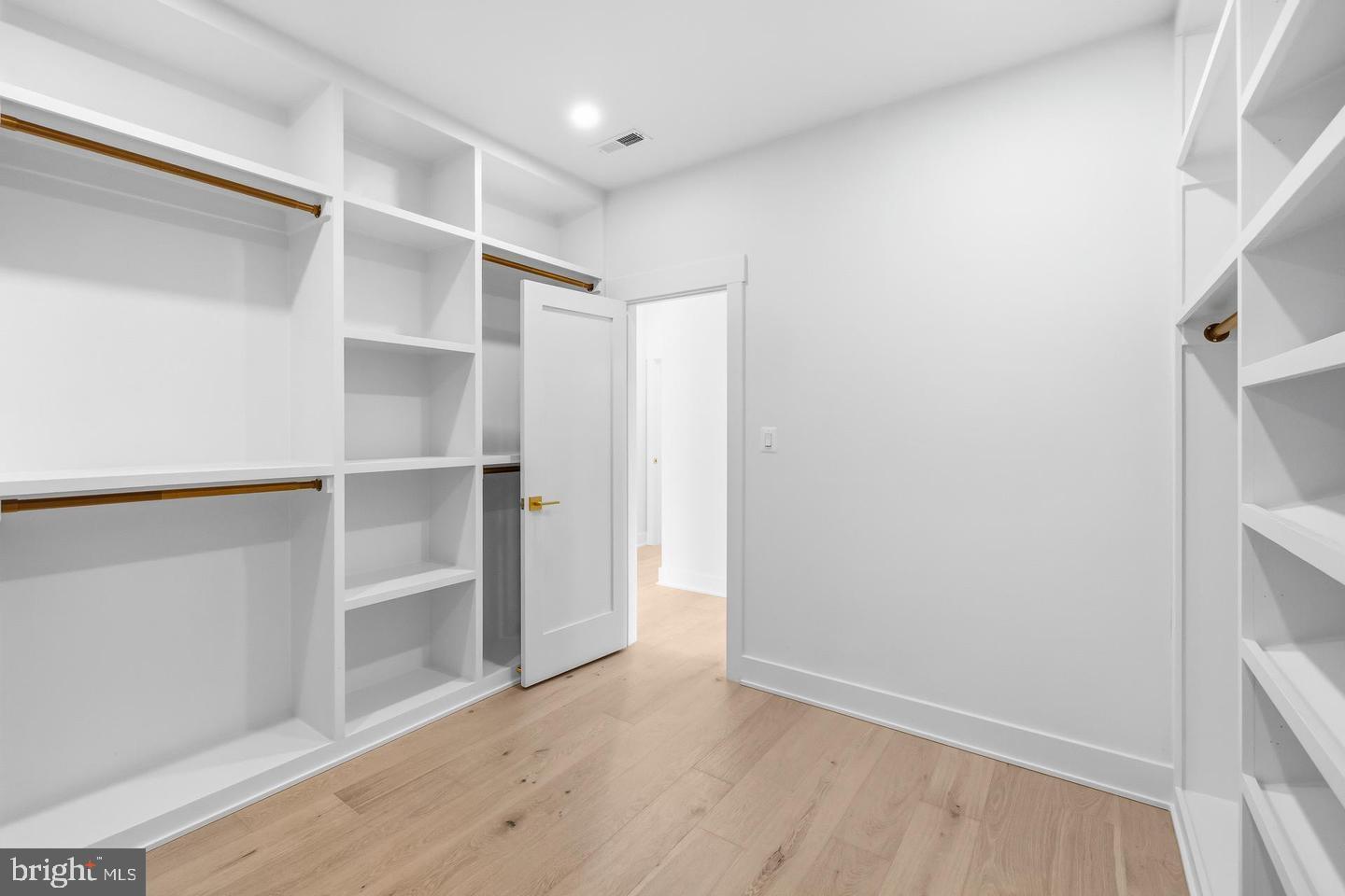 VIENNA WOODS - Residential