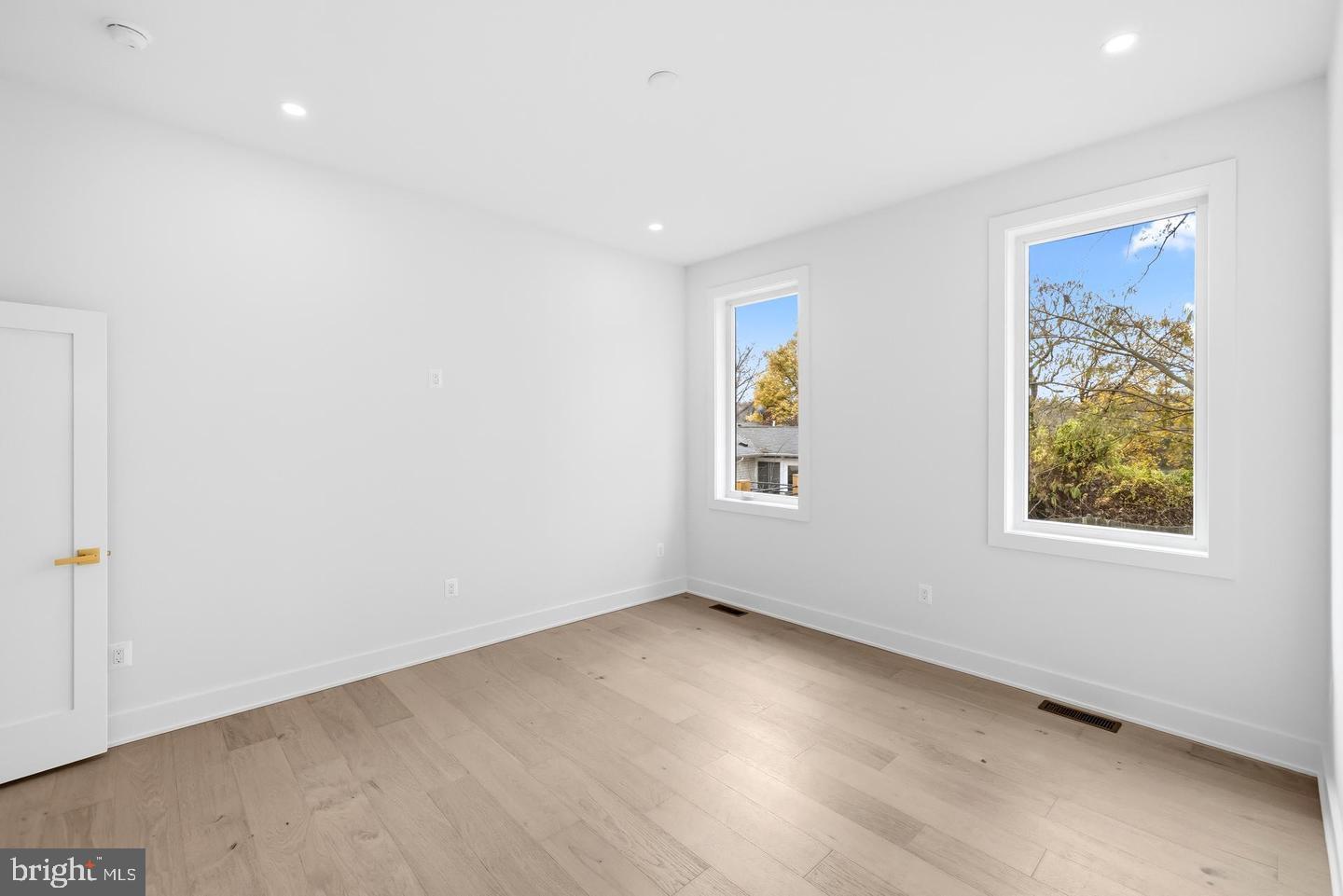 VIENNA WOODS - Residential