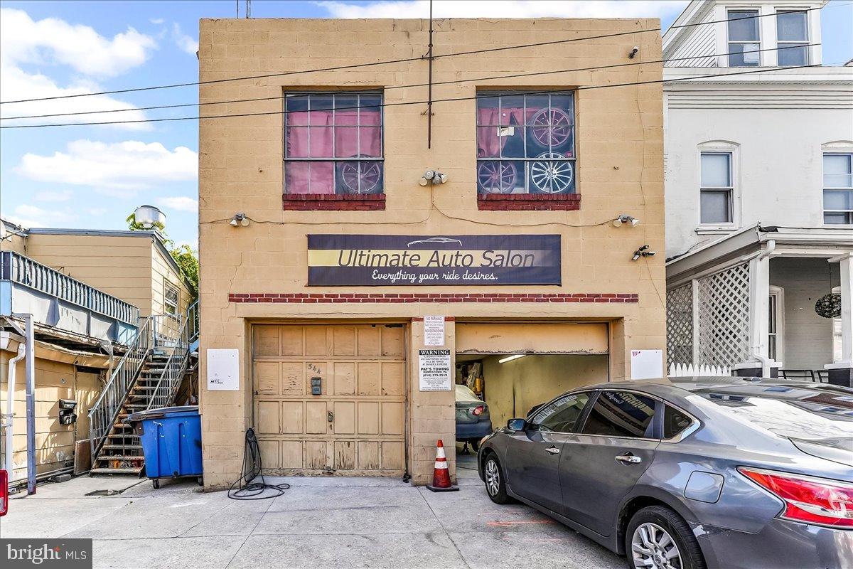 Main image without alt text