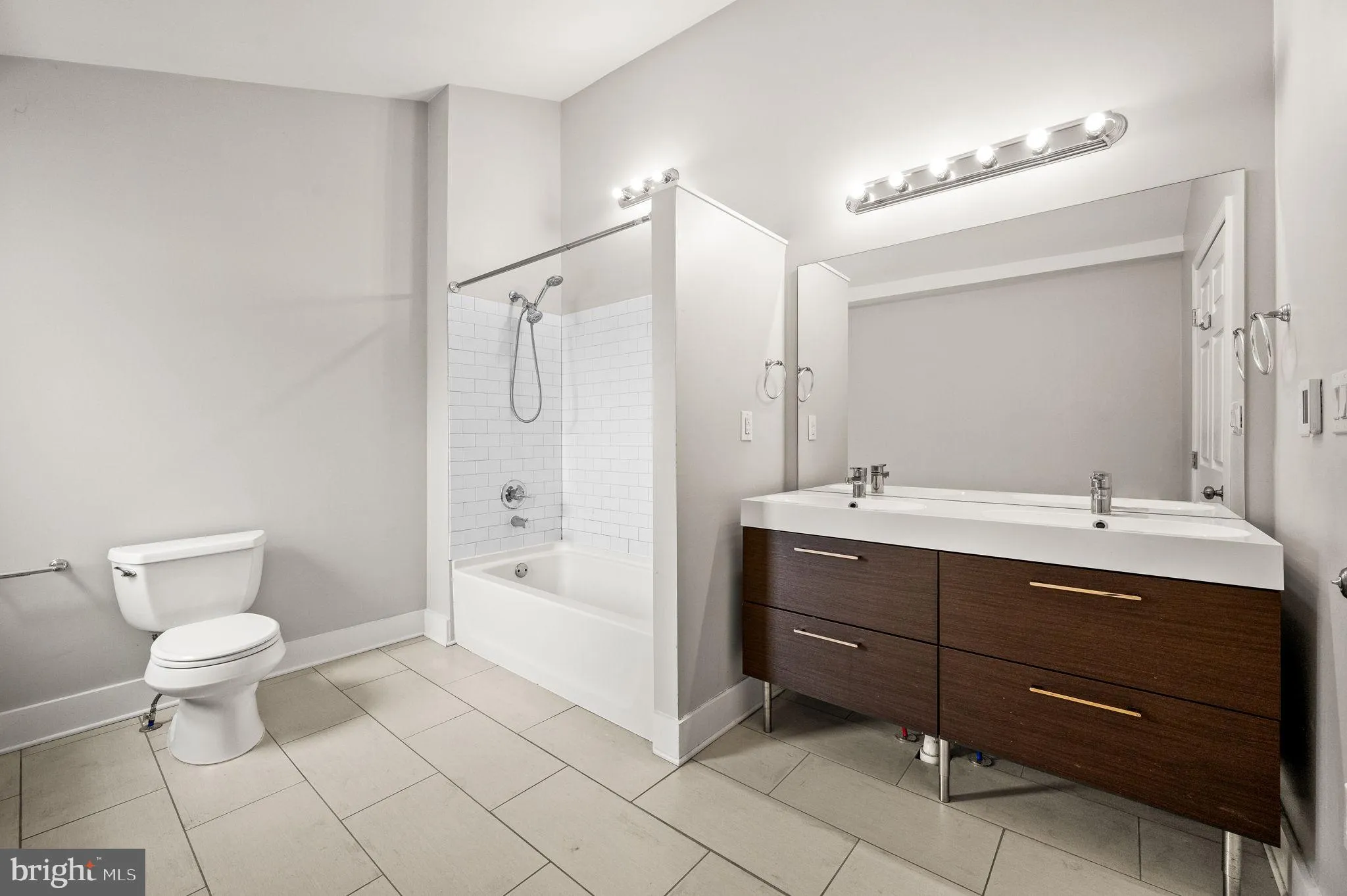 Philadelphia, Pennsylvania 19123, United States, 4 Bedrooms Bedrooms, ,4 BathroomsBathrooms,Residential,Pending,43724