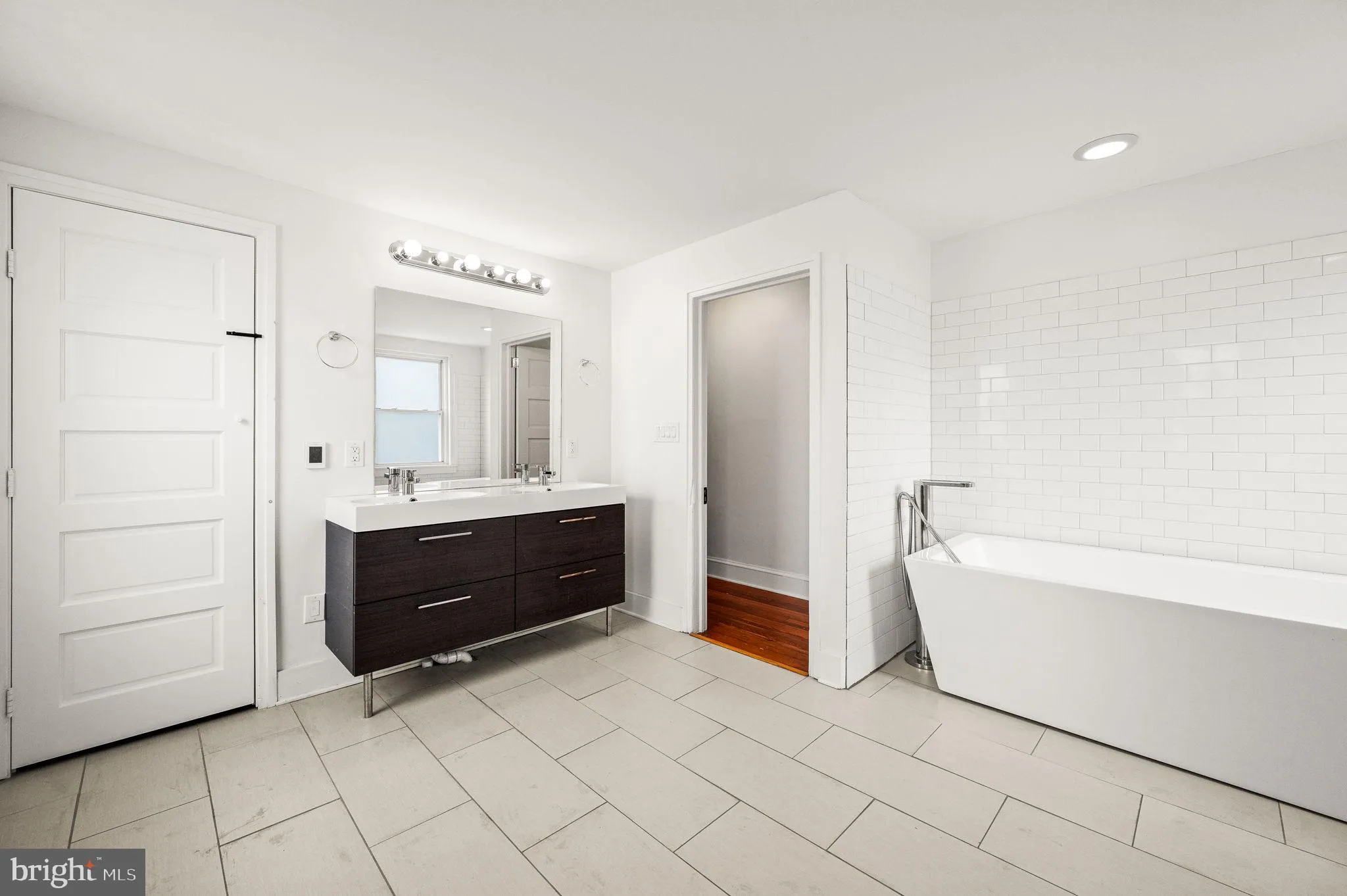 Philadelphia, Pennsylvania 19123, United States, 4 Bedrooms Bedrooms, ,4 BathroomsBathrooms,Residential,Pending,43724