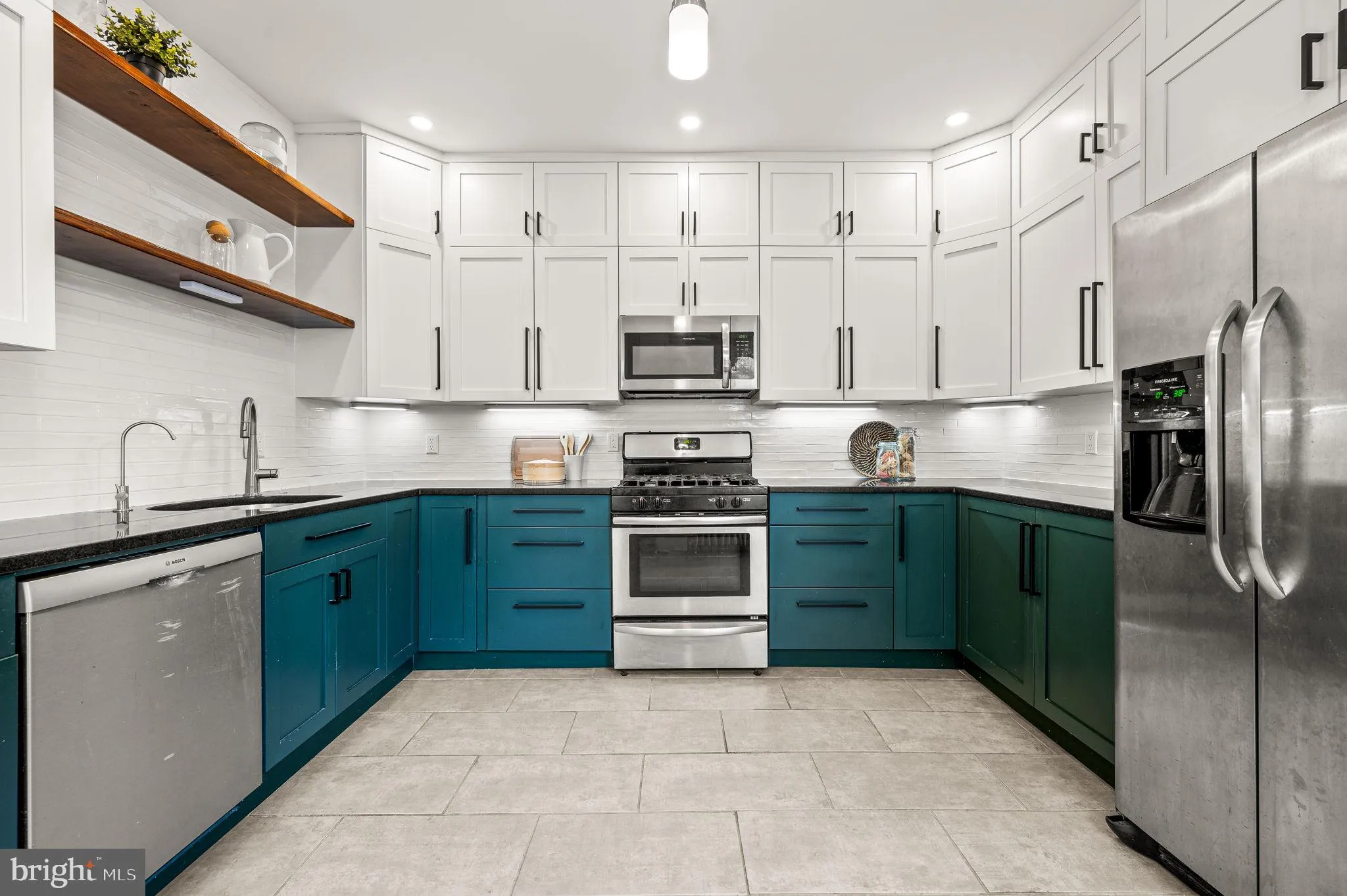 Philadelphia, Pennsylvania 19123, United States, 4 Bedrooms Bedrooms, ,4 BathroomsBathrooms,Residential,Pending,43724