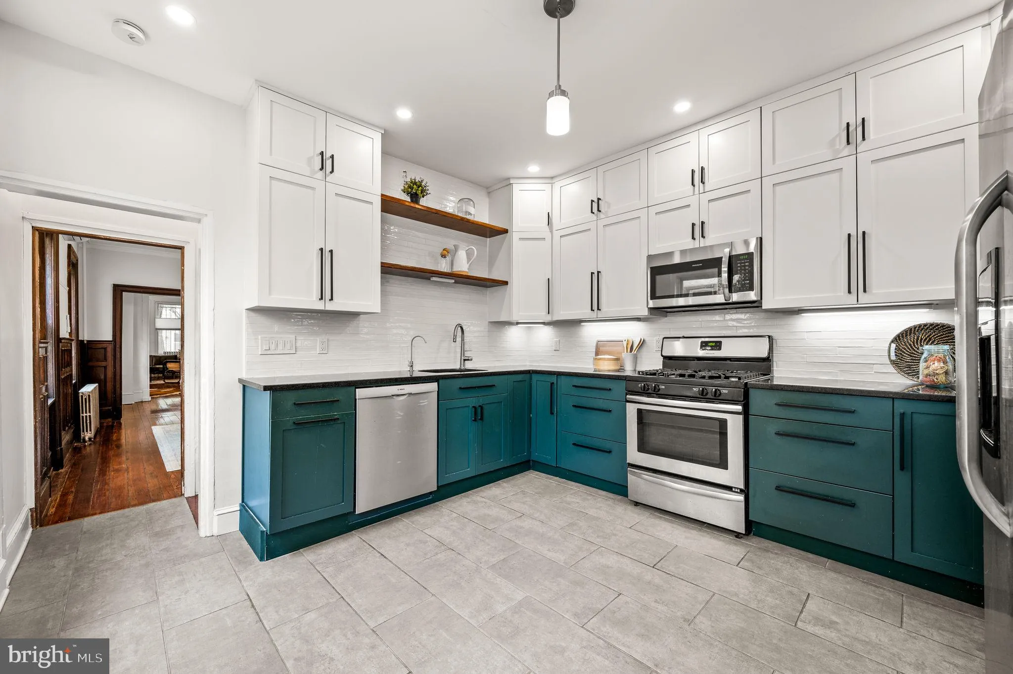 Philadelphia, Pennsylvania 19123, United States, 4 Bedrooms Bedrooms, ,4 BathroomsBathrooms,Residential,Pending,43724