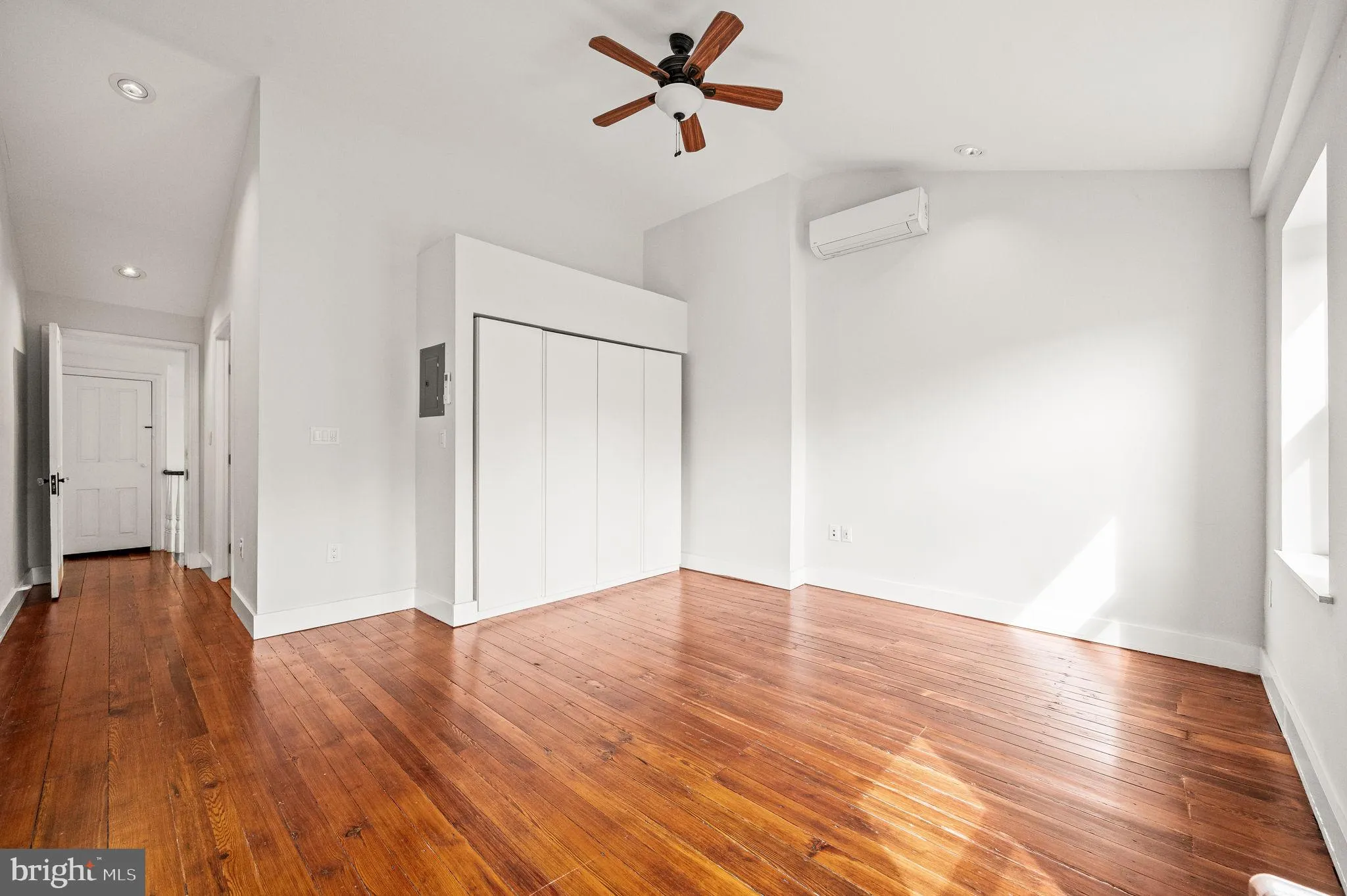 Philadelphia, Pennsylvania 19123, United States, 4 Bedrooms Bedrooms, ,4 BathroomsBathrooms,Residential,Pending,43724