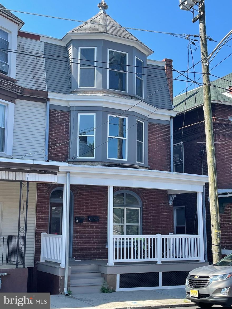 Remodeled 2 unit in Lebanon! Three bedroom unit vacant and ready to move in or rent out. One befroom unit rented and bringing in income.