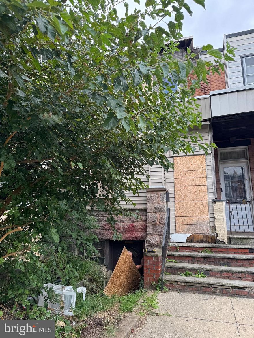 JUST HIT MARKET IN HARROWGATE!!! Property runs street to street.  Front property is a duplex that needs full rehab.  Enter back property from Braddock Street. Back property is a quadplex with 4 studio apartments rent ready. Property to be sold as is.  Seller requests use of First American Abstract for title.  $2500 deposit required.  Please call for specific showing instructions.