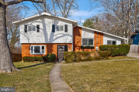 Photo of 4805 Arctic Court, ROCKVILLE, MD 20853 (MLS # MDMC2211346)