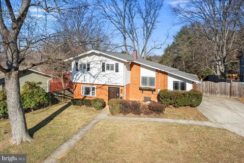 Photo of 4805 Arctic Court, ROCKVILLE, MD 20853 (MLS # MDMC2211346)