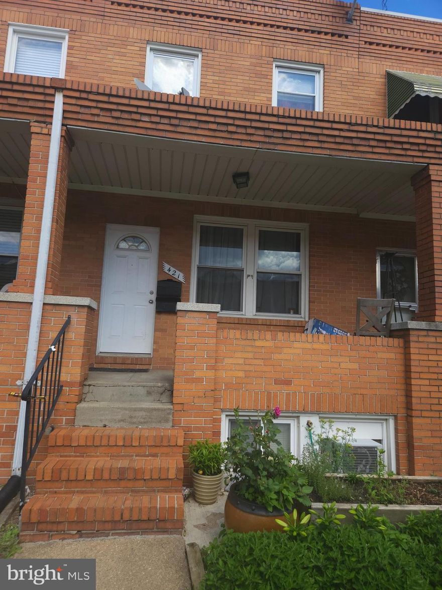 Welcome to 421 Folcroft – A Smart Investment Opportunity in Bayview!
This well-maintained duplex is ideally located in the desirable Bayview area, close to shopping, schools, transit, parks, and all essential amenities. Whether you're an investor looking to grow your portfolio or a homeowner seeking income potential, this property offers flexibility and long-term value.

Live in one unit and rent the other or lease out both for strong rental income. Each unit features comfortable living spaces, separate entrances, and great natural light. Don’t miss your chance to own a versatile property in a high-demand neighborhood!
