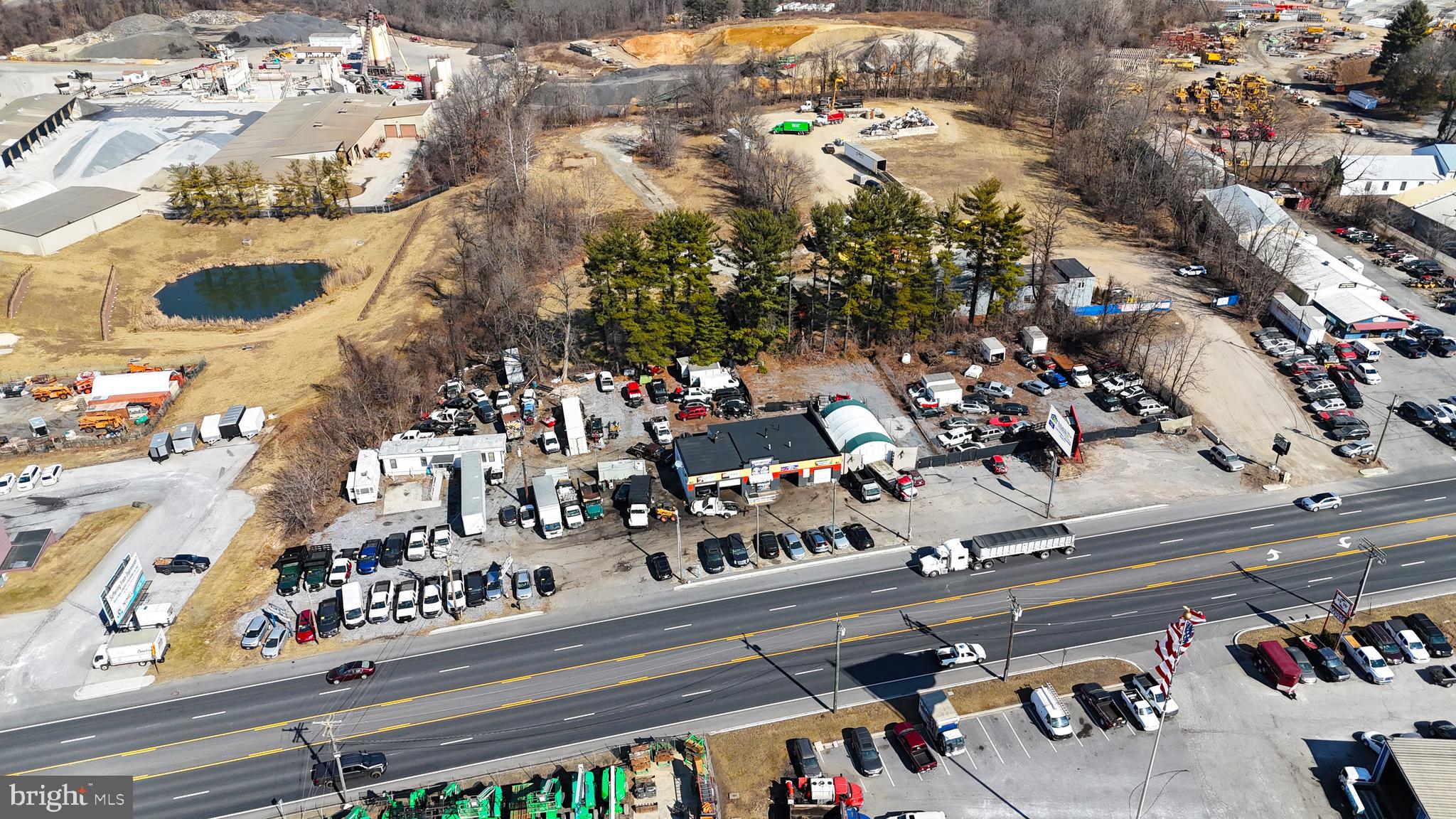 Main image without alt text