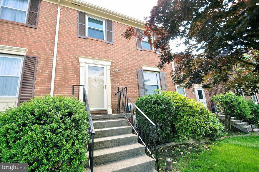 JUST REDUCED! ELIZABETH LANDING HOME THAT WILL WOW YOU WITH THE TOP OF THE LINE KITCHEN REMODEL THAT INCLUDES STAINLESS APPLIANCES AND CORIAN COUNTERS! BRAND NEW NEUTRAL CARPET THRU-OUT ENTIRE HOUSE. NEW WINDOWS AND SLIDERS!UPGRADE TO INCLUDE ROOF REPLACEMENT.  UPPER LEVEL BATH REMODEL.  DECK AND FENCED YARD BACKING TO COMMON AREA.  COMMUNITY AMMENTIES TO INCLUDE BEACH, BOAT RAMP AND PIER.