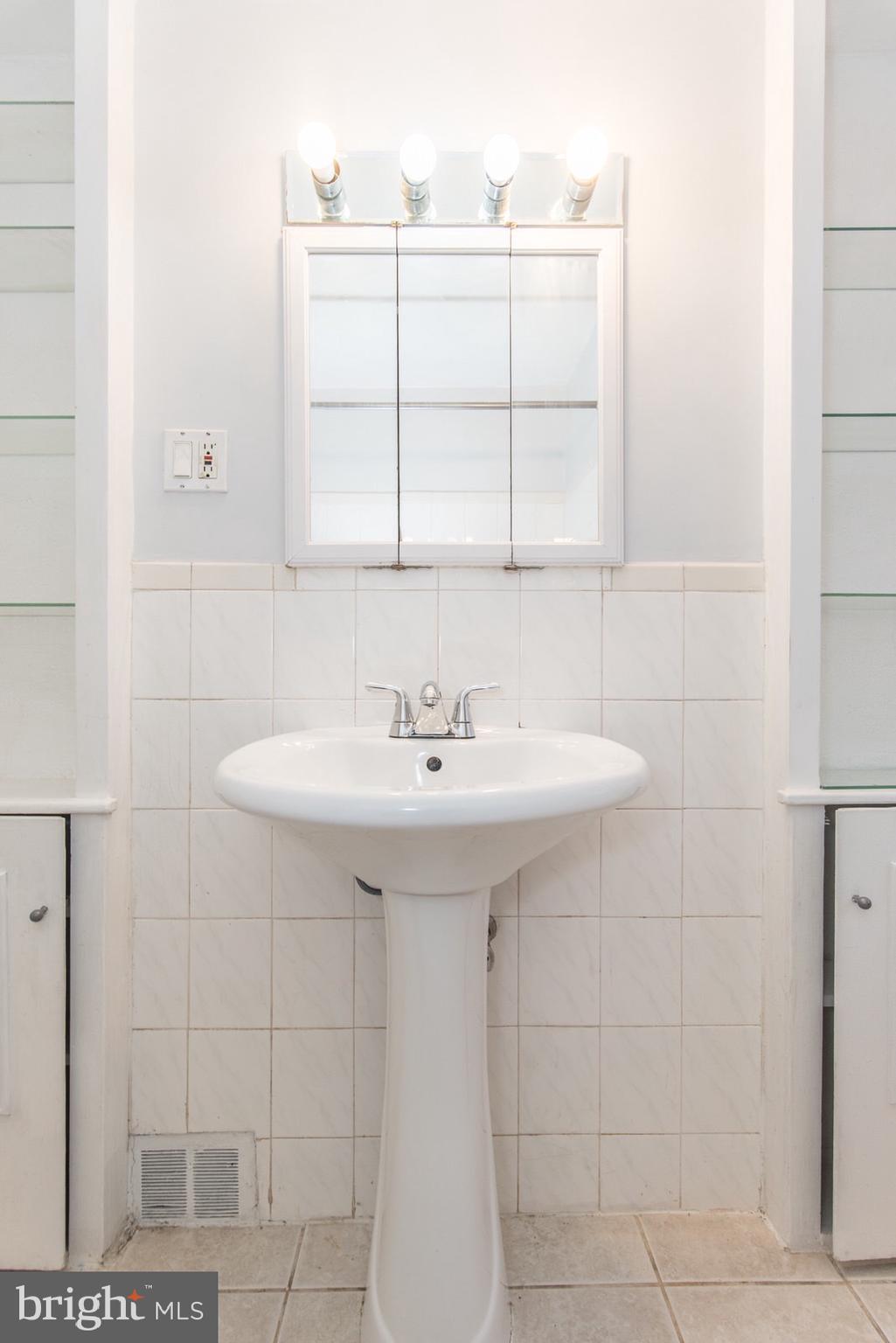 NEWPORTVILLE - Residential